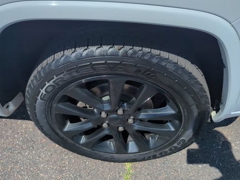 Used 2017 Jeep Grand Cherokee Altitude AWD/4WD image 9