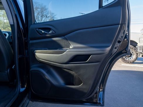 Used 2023 GMC Acadia SLT w/ Elevation Edition image 15