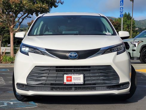 Used 2021 Toyota Sienna LE FWD image 2