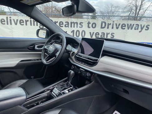 Used 2025 Jeep Compass Limited image 17