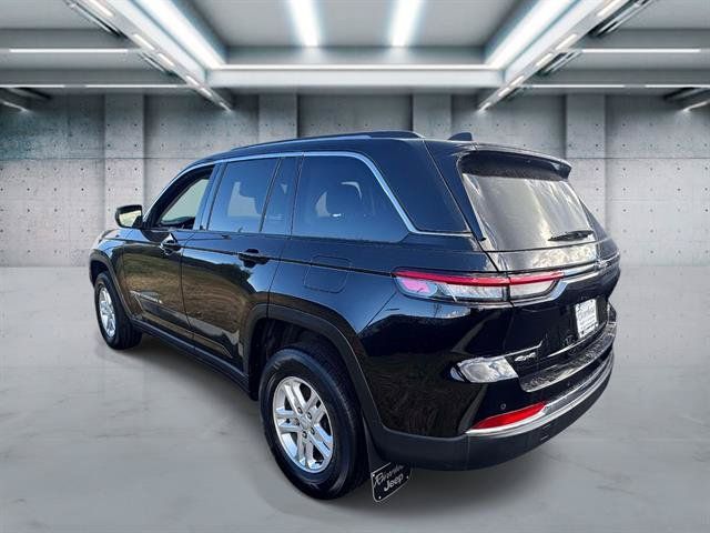 Used 2023 Jeep Grand Cherokee Laredo w/ Luxury Tech Group I AWD/4WD image 4