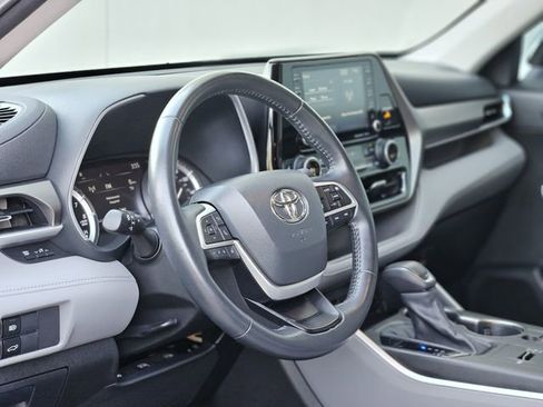 Used 2022 Toyota Highlander XLE image 12