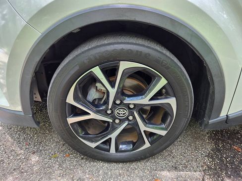 Used 2019 Toyota C-HR XLE FWD image 17
