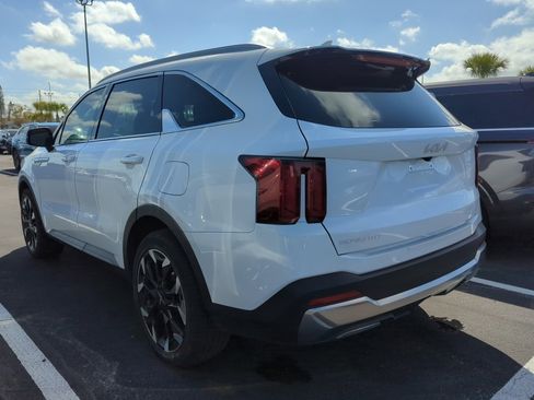 Certified 2024 Kia Sorento EX image 9