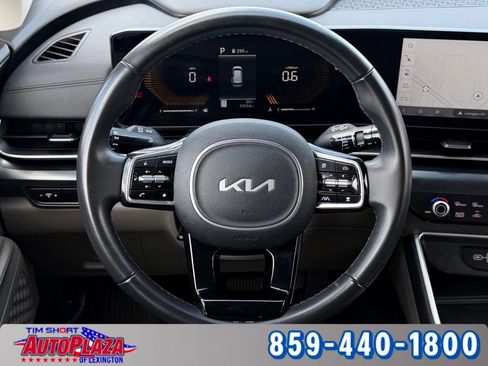 Used 2025 Kia Carnival FWD image 17
