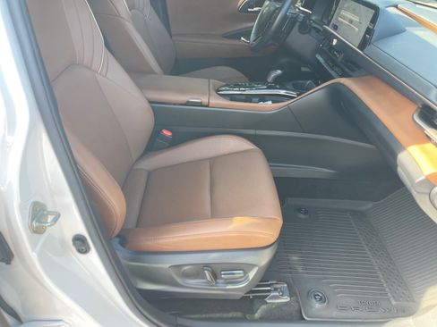 Used 2025 Toyota Crown Signia AWD/4WD image 19