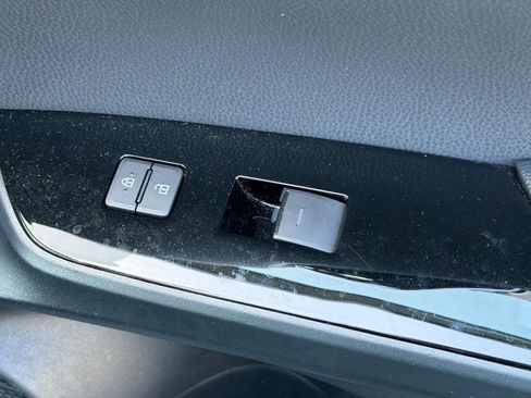 Used 2019 Toyota Prius Prime Premium image 22