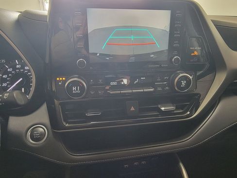 Used 2021 Toyota Highlander XLE image 18
