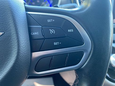 Used 2020 Chrysler Pacifica Touring-L FWD image 31