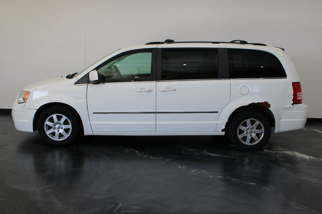 Used 2009 Chrysler Town & Country Touring FWD image 23