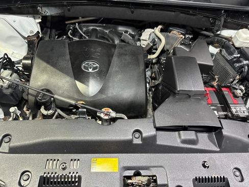 Used 2019 Toyota Highlander SE AWD/4WD image 11
