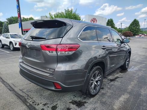 Used 2017 Toyota Highlander Plus AWD/4WD image 4