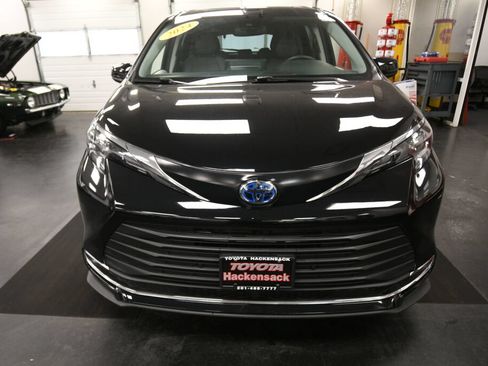 Used 2024 Toyota Sienna XLE FWD image 2