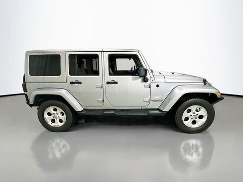 Used 2014 Jeep Wrangler Unlimited Sahara w/ Dual Top Group AWD/4WD image 9