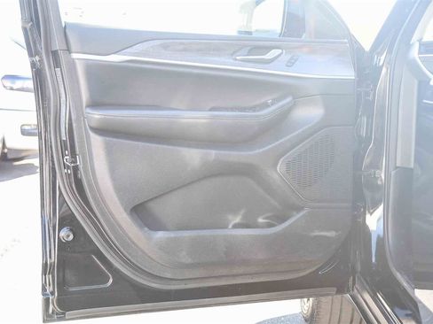 Used 2023 Jeep Grand Cherokee Limited w/ Black Appearance Package image 19