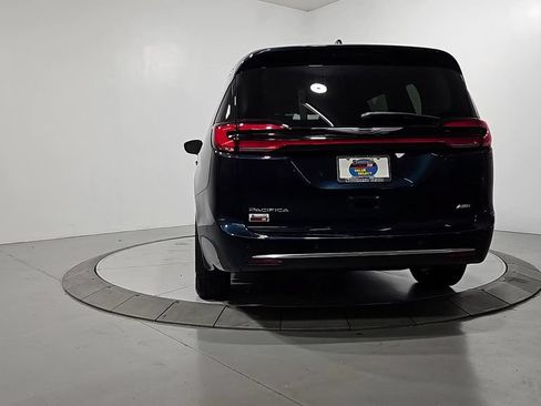 Used 2023 Chrysler Pacifica Touring-L AWD/4WD image 4