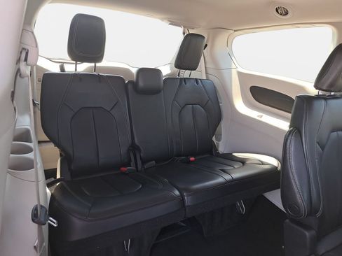 Certified 2023 Chrysler Pacifica Touring-L FWD image 13