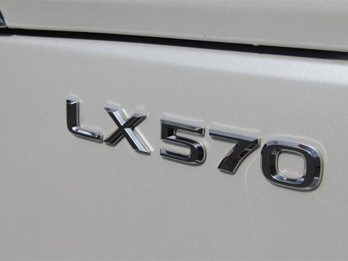 Used 2018 Lexus LX 570 4WD w/ Luxury Package image 18
