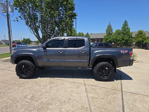 Used 2020 Toyota Tacoma TRD Off-Road w/ Technology Package AWD/4WD image 11