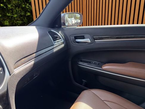 Used 2018 Chrysler 300 Limited AWD/4WD image 12