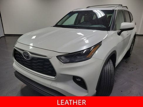 Used 2023 Toyota Highlander XLE AWD/4WD image 4