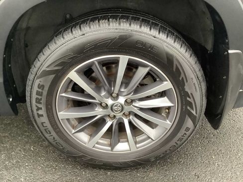 Used 2019 Toyota Highlander XLE AWD/4WD image 7