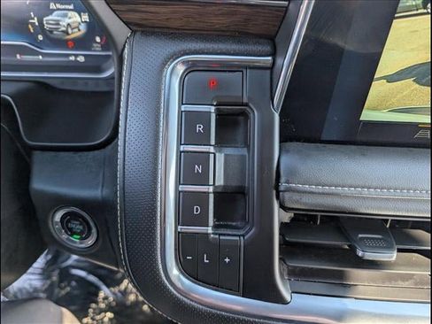 Used 2023 Chevrolet Suburban Premier image 13