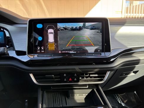 Used 2025 Volkswagen Atlas Cross Sport SE image 17