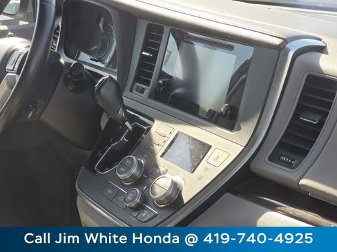 Used 2017 Toyota Sienna XLE FWD image 17