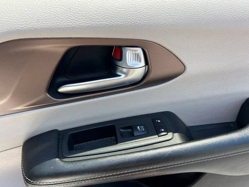 Used 2020 Chrysler Voyager Lxi FWD image 31