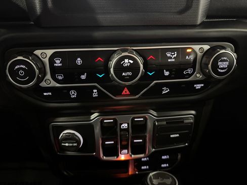 Used 2020 Jeep Wrangler Unlimited Sahara w/ Dual Top Group AWD/4WD image 33
