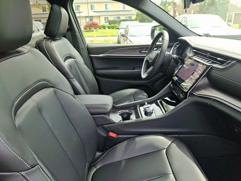 Used 2025 Jeep Grand Cherokee Limited w/ MOPAR Finishing Package image 11