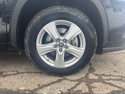 Used 2025 Toyota Highlander LE image 32