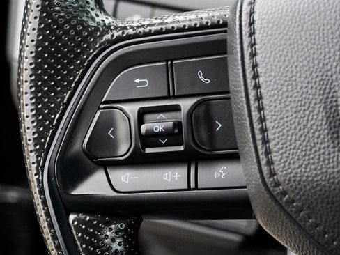 Certified 2025 Toyota Tacoma SR5 AWD/4WD image 32