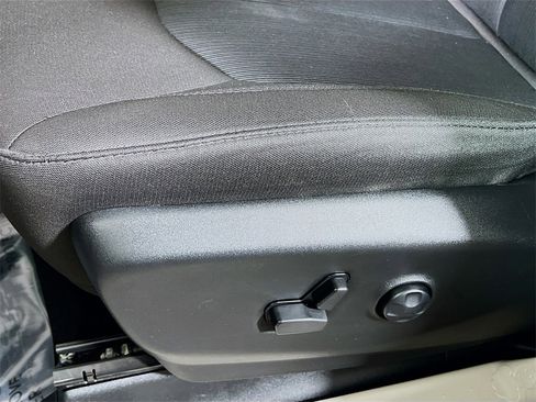 Used 2024 Chrysler Voyager LX image 18