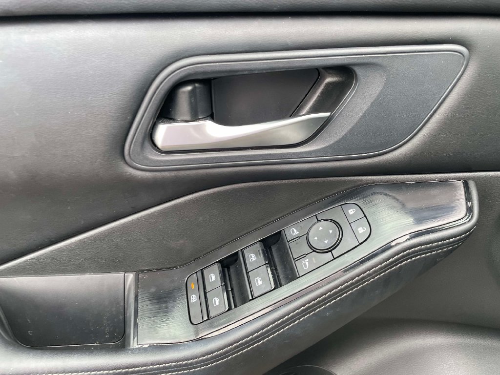 Used 2024 Nissan Rogue SV FWD image 18