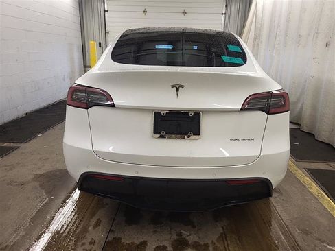 Used 2022 Tesla Model Y Long Range image 6