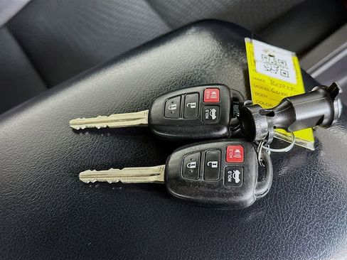 Used 2017 Toyota Camry SE image 21