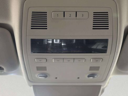 Used 2016 Volkswagen Touareg VR6 image 24