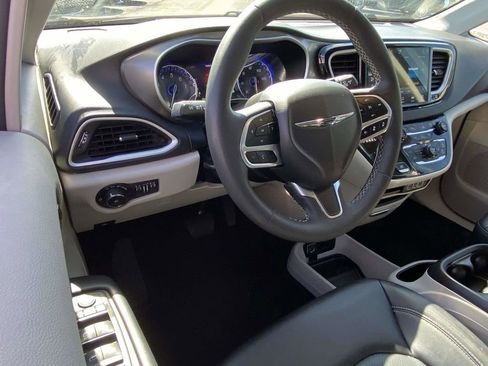Used 2024 Chrysler Pacifica Touring-L image 12