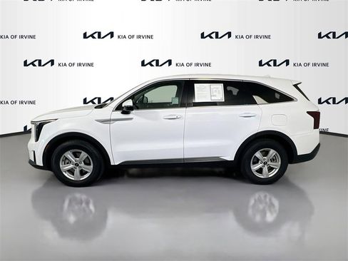 Certified 2024 Kia Sorento LX image 4