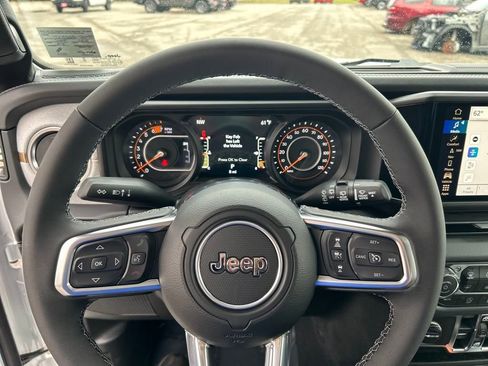 New 2025 Jeep Wrangler Unlimited Sahara w/ Safety Group AWD/4WD image 13