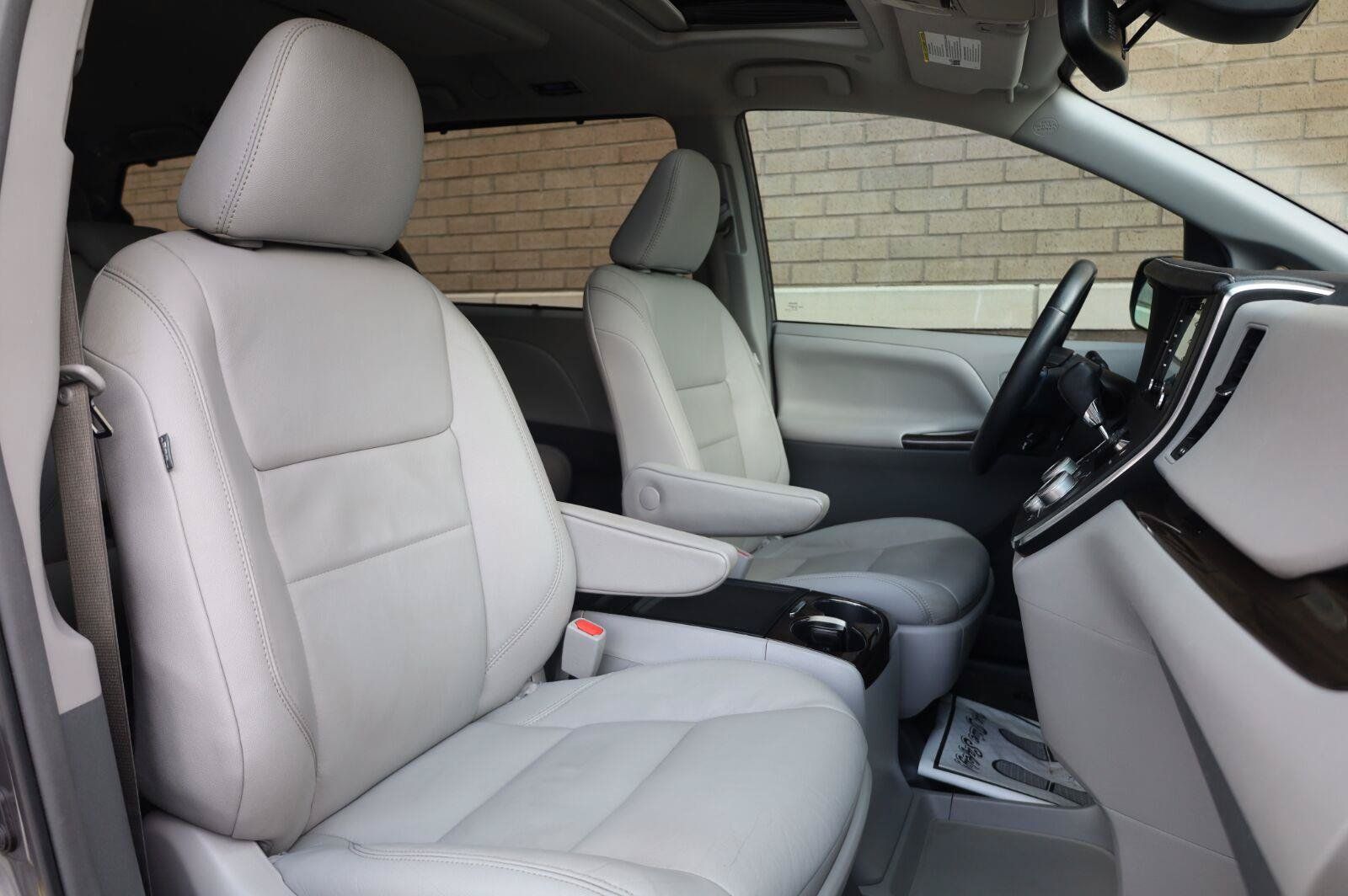 Used 2019 Toyota Sienna XLE Premium FWD image 23