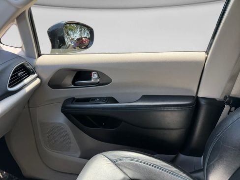 Used 2021 Chrysler Pacifica Touring-L w/ Uconnect Theater Family Group FWD image 20