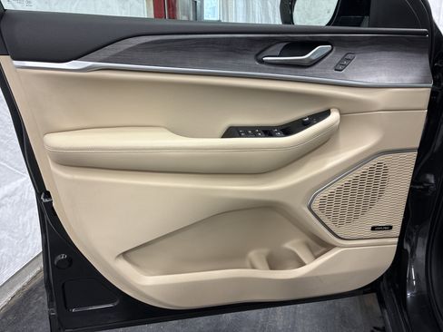 Certified 2024 Jeep Grand Cherokee L Limited w/ Luxury Tech Group II AWD/4WD image 18