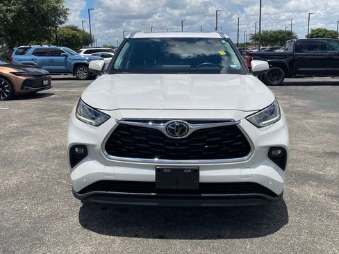 Used 2024 Toyota Highlander Limited AWD/4WD image 2