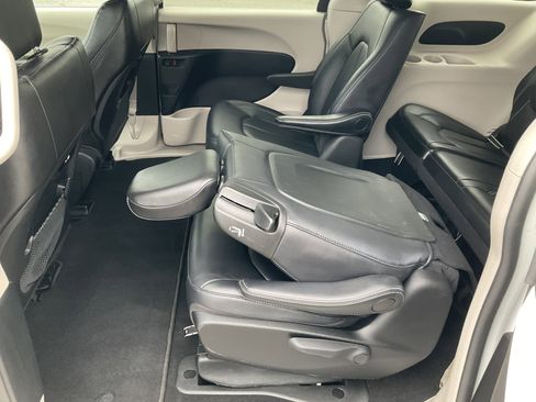 Used 2024 Chrysler Pacifica Select image 41