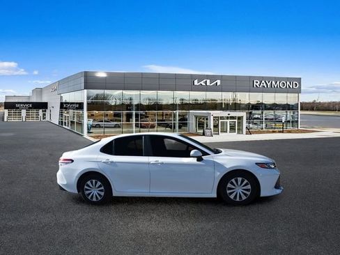 Used 2018 Toyota Camry FWD image 2