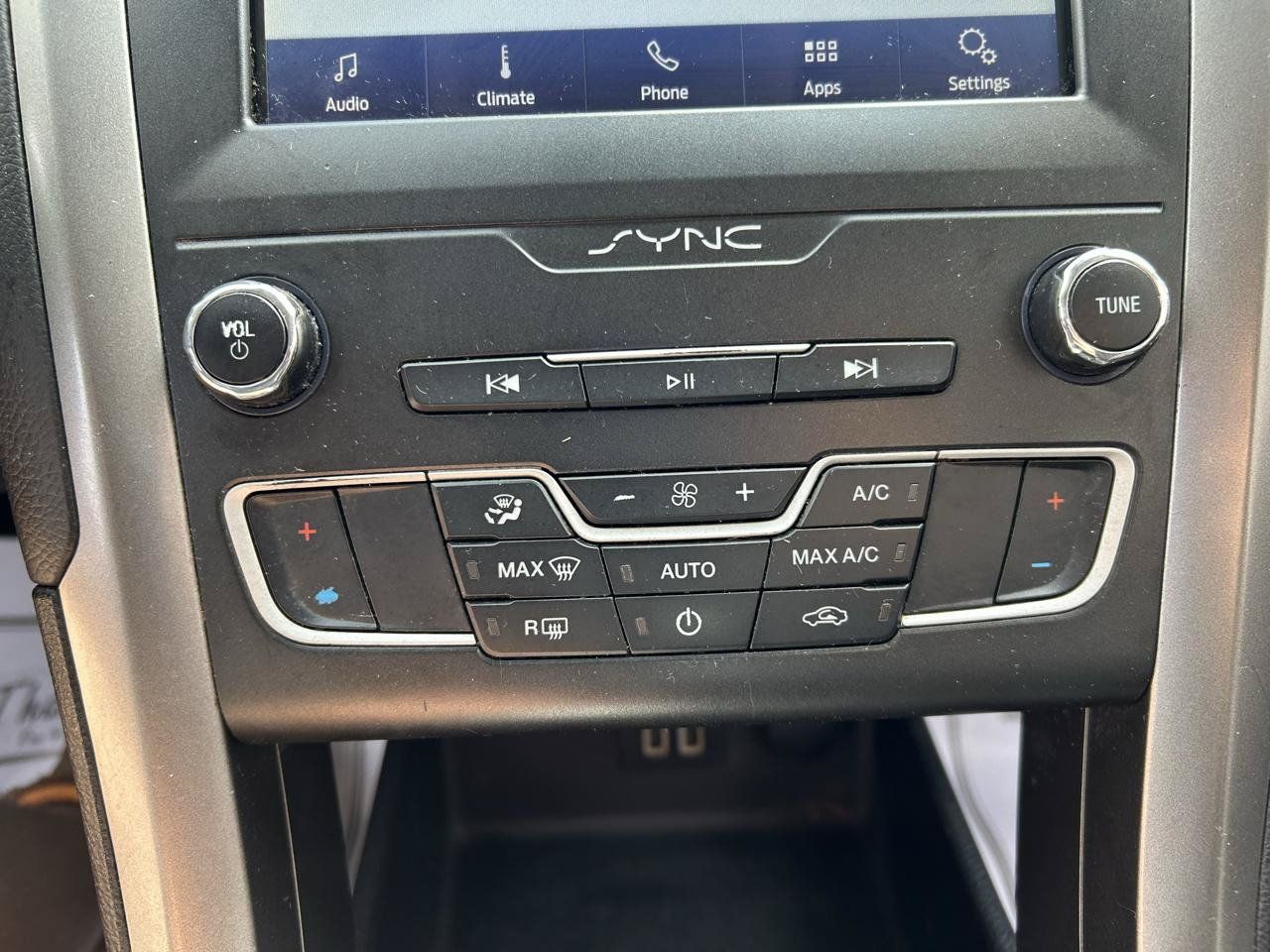 Used 2020 Ford Fusion SE FWD image 24