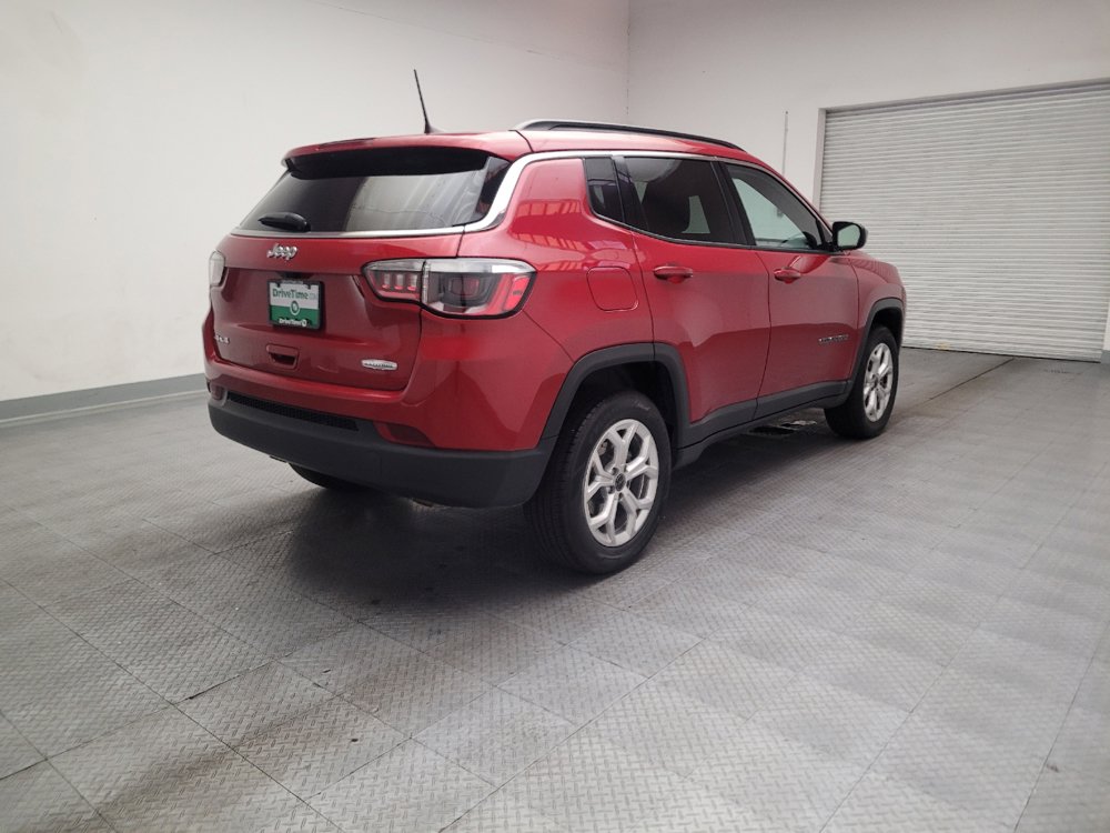 Used 2025 Jeep Compass Latitude w/ Sun & Sound Group AWD/4WD image 9